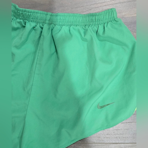 Nike Womens Tempo 2" Green Split Shorts (Size M) - Picture 3 of 4